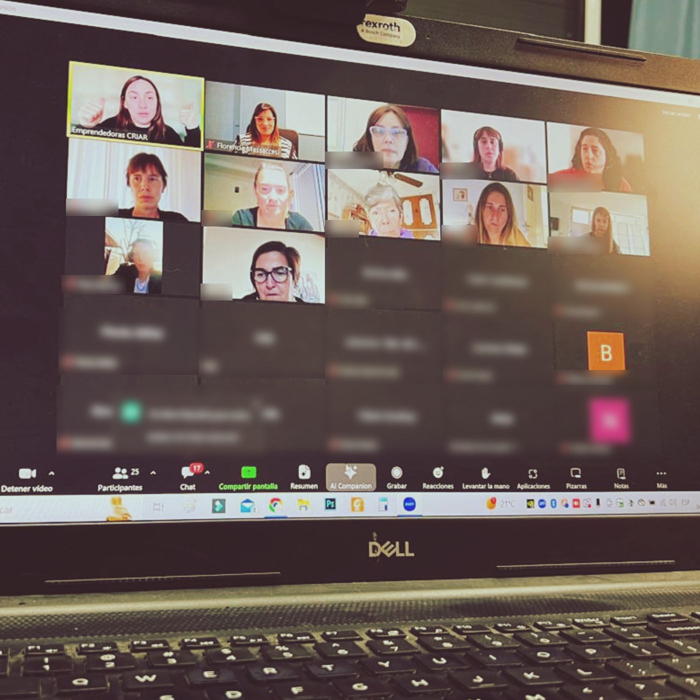 Más de 25 emprendedoras conectadas a una clase en vivo