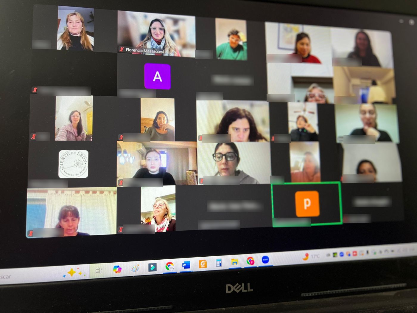 Grupo de emprendedoras en una capacitación de Florencia Massaccesi