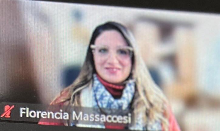 Florencia Massaccesi dando una clase en vivo por Zoom
