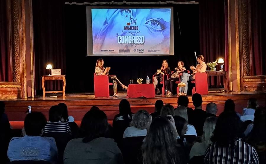 Florencia Massaccesi como disertante en un congreso