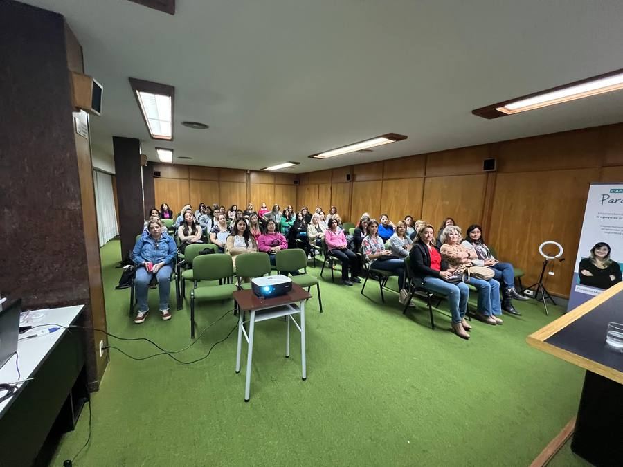 Florencia Massaccesi dictando una capacitación presencial